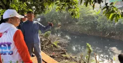Wali Kota Jakarta Timur Munjirin saat meninjau pengerukan Kali Sunter, Cipinang Muara, Jakarta Timur, Jumat, 13 Juni 2025. (Sumber: Poskota/M. Tegar Jihad)