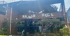 Kondisi bangunan warung makan “Kampung Kecil” di Serpong BSD City, Kota Tangerang Selatan seusai terbakar, Jumat, 13 Juni 2025. (Sumber: Poskota/Primayanti Juli Kumala)
