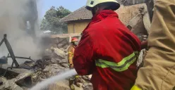 Damkarmat Kota Bekasi kembali menyusuri lokasi kebakaran di gudang ban di Jalan Raya Jatimakmur, Pondok Gede, Kota Bekasi. (Sumber: Dok. Damkarmat Kota Bekasi)