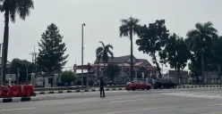 Kondisi jalan di Simpang Pertigaan Pakansansari, Kecamatan Cibinong, Kabupaten Bogor, Jumat, 13 Juni 2025. (Sumber: Poskota/Sekar Putri Andini)