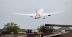 Sebuah video merekam detik-detik pesawat Air India jatuh tak lama setelah lepas landas di kota Ahmedabad, India barat, pada hari Kamis, 12 Juni 2025. (Sumber: X/@rajput_of_india)