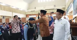 PLH Dirjen Pelaksanaan Haji dan Umroh Kementerian Republik Indonesia, Abu Rokhmat, menyambut kepulangan Jamaah haji kloter pertama asal kabupaten Bekasi di Asrama Haji Kota Bekasi, Kamis, 12 Juni 2025. (Sumber: Dokumentasi Pribadi)