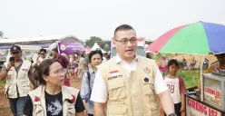 Kepala Badan Penanggulangan Bencana DPD PDI Perjuangan, Hardiyanto Kenneth saat meninjau warga Kapuk Muara di lokasi pengungsian, Rabu, 11 Juni 2025. (Sumber: Poskota/Pandi Ramedhan)