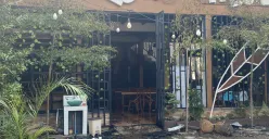 Kondisi warung makan “Kampung Kecil” di Jalan Kencana Loka Sektor XII, Blok H6 Nomor 40, Serpong BSD City, Kota Tangerang Selatan setelah api berhasil dipadamkan pada Jumat, 13 Juni 2025. (Sumber: Poskota/Primayanti Juli Kumala Manalu)