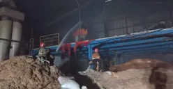 Petugas memadamkan kebakaran pabrik PT Indotama di Jalan Raya Narogong KM 16, RT 03 RW 07, Kelurahan Ciketing Udik, Kecamatan Bantargebang, Kota Bekasi, Jumat, 13 Juni 2025. (Sumber: Dok. Damkarmat Kota Bekasi)