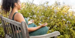 Praktik sederhana yang menawarkan banyak manfaat untuk kesehatan fisik dan mental, termasuk pengurangan stres, kecemasan, dan depresi, serta peningkatan fokus, konsentrasi, dan kualitas tidur. (Sumber: Medical News Today)
