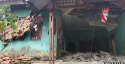 Rumah rumah rusak akibat pergerakan tanah di Sukatani Purwakarta. (Sumber: Poskota/Dadan Sukmana)