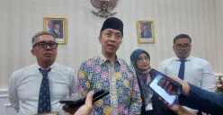 Wali Kota Bogor, Dedie A. Rachim, bersama tiga kandidat Sekretaris Daerah (Sekda) Kota Bogor yakni, Denny Mulyadi, Sri Nowo Retno, dan Eko Prabowo, di Balai Kota Bogor, Jumat malam, 13 Juni 2025. (Sumber: Poskota/Sekar Putri Andini)