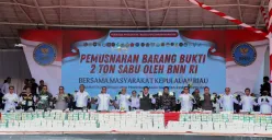 Kepala BNN RI Komjen Marthinus Hukom bersama Menko Polhukam Budi Gunawan memusnahkan barang bukti 2 ton sabut di Batam, Kepulauan Riau. (Sumber: Dok. BNN RI)
