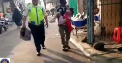 Petugas keamanan Pasar Kebayoran Lama saat mengevakuasi anak perempuan yang ditelantarkan orang tua di lorong pasar.