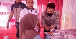 Warga yang tinggal di sekitar TPA Cipayung memperoleh layanan kesehatan gratis dan bantuan sembako dari Polres Metro Depok. (Sumber: Istimewa)