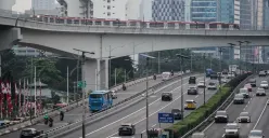 Sejumlah kendaraan melintas di Jalan Sudirman dan Jalan Gatot Subroto, Jakarta. (Sumber: Poskota/Bilal Nugraha Ginanjar)