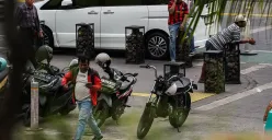 Juru parkir liar berjaga di depan area Taman Ismail Marzuki, Cikini, Jakarta. (Sumber: Poskota/Bilal Nugraha Ginanjar)