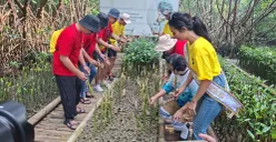 Penanaman bibit pohon mangrove secara simbolis dalam peringatan HUT ke-7 Maxim Indonesia, Sabtu, 14 Juni 2025. (Sumber: Poskota/Angga Pahlevi)