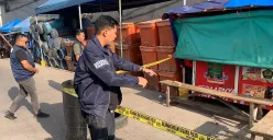 Petugas memasang garis polisi di lokasi pembunuhan seorang pria berinisial ABT, 39 tahun, di kawasan Tempat Pelelangan Ikan (TPI) Muara Angke, Pluit, Penjaringan, Jakarta Utara. (Sumber: Dok Polres Pelabuhan Tanjung Priok)