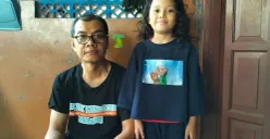 Salah satu warga RT 05 RW 006 Kayu Tinggi, Cakung Timur, Misar 50 tahun saat di wawancarai Poskota, Sabtu 14 Juni 2025. (Sumber: Poskota/M. Tegar Jihad)