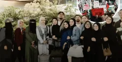 Zaskia Adya Mecca, Wanda Hamidah, dan peserta lainnya berfoto bersama sesaat sebelum keberangkatan ke Mesir dalam rangka Global March to Gaza, 12 Juni 2025. (Sumber: Instagram/@kitabisacom)