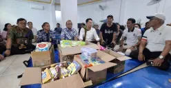Anggota DPRD Jakarta, Kevin Wu, saat menyambangi warga terdampak kebakaran pabrik lilin di Tamansari, Jakarta Barat. (Sumber: Humas PSI)