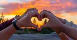 Cinta yang sehat bukan tentang deg-degan tiap hari, tapi tentang bisa bernapas dengan tenang bersama orang yang tepat. (Sumber: pngtree)