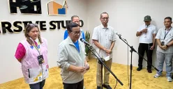 Gubernur Jakarta, Pramono Anung, saat doorstop bersama awak media di Perpustakaan Jakarta, Cikini, Jakarta Pusat, Minggu, 15 Juni 2025. (Sumber: POSKOTA | Foto: Pandi Ramedhan)