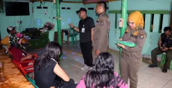 Petugas Satpol PP Kabupaten Tangerang membongkar praktik prostitusi terselubung dengan modus kafe dan tempat karaoke. (Sumber: Humas Satpol PP Kabupaten Tangerang)