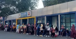 Antrean penumpang TransJabodetabek rute baru Bogor - Blok M di Terminal Cidangiang, Bogor Tengah, Kota Bogor, Minggu, 15 Juni 2025. (Sumber: POSKOTA | Foto: Sekar Putri Andini)