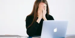 Ilustrasi - beban kerja yang terlalu berat dapat menyebabkan pekerja stress. (Sumber: Pexels/Anna Shvests)