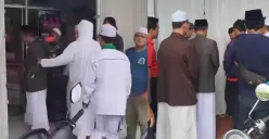 Sejumlah ulama dan santri di Ciamis melakukan penyegelan terhadap salah satu gerai Alfamart. (Sumber: Instagram/@fakta.beriita)
