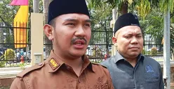 Bupati Bekasi, Ade Kuswara Kunang saat ditemui awak media, Senin, 16 Mei 2025. (Sumber: Poskota/Nurpini Aulia Rapika)