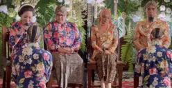 Al Ghazali melakukan sungkeman kepada orang tuanya dalam prosesi siraman adat Jawa. (Sumber: Instagram/@reinitaarlin)