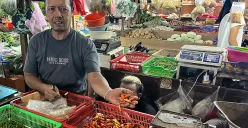Abdul, 58 tahun, pedagang tradisional di Pasar Tomang Barat, Grogol Petamburan, Jakarta Barat. (Sumber: POSKOTA | Foto: Pandi Ramedhan)