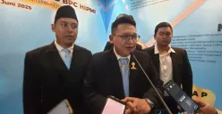 Ketua HIPMI Kota Cimahi, Aria Putra Perdana (tengah), memberikan pernyataan kepada awak media di Cimahi. (Sumber: POSKOTA | Foto: Gatot Poedji Utomo)