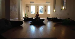 Ilustrasi seorang perempuan sedang melakukan meditasi. (Sumber: PxHere)