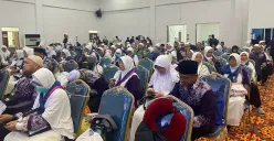 Suasana haru meliputi asrama haji Cipondoh saat kepulangan 384 jemaah haji setelah menjalankan ibadah di tanah suci, Senin, 16 Juni 2025. (Sumber: Poskota/Primayanti Juli Kumala Manalu)