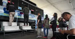 Ilustrasi bayar pajak kendaraan. (Sumber: Poskota/Bilal Nugraha Ginanjar)