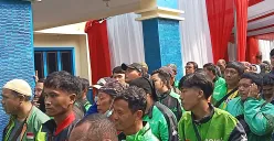 Ratusan ojol rela antre dan berdesakkan demi dapatkan sembako gratis dan pemeriksaan kesehatan di Polres Metro Bekasi, Senin, 16 Juni 2025. (Sumber: POSKOTA | Foto: Nurpini Aulia Rapika)