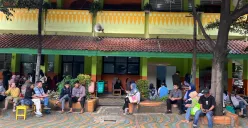 Suasana di posko SPMB 2025 di SMA Negeri 78 Jakarta Barat, ramai didatangi orangtua murid, Senin, 16 Juni 2025. (Sumber: Poskota/Pandi Ramedhan)