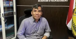 Kepala Sekolah SMA/SMK Dharma Bhakti mendukung penuh program sekolah swasta gratis demi mengentas putus sekolah yang kian marak pada Senin, 16 Juni 2025. (Sumber: POSKOTA | Foto: Primayanti)