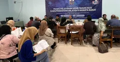 Suasana di posko SPMB 2025 di SMA Negeri 78 Jakarta Barat, yang ramai didatangi orang tua murid, Senin, 16 Juni 2025. (Sumber: POSKOTA | Foto: Pandi Ramedhan)