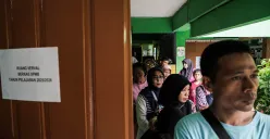 Orang tua siswa mendaftarkan anaknya di Posko Sistem Penerimaan Murid Baru (SPMB) SLB Negeri 5 Jakarta, Senin, 16 Juni 2025. (Sumber: Poskota/Bilal Nugraha Ginanjar)