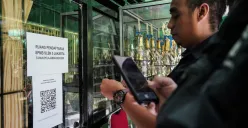 Orang tua siswa memindai kode pendaftran di Posko Sistem Penerimaan Murid Baru (SPMB) SLB Negeri 5 Jakarta, Senin, 16 Juni 2025. (Sumber: Poskota/Bilal Nugraha Ginanjar)