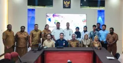 Dinkes Kabupaten Kaimana, Papua Barat, jajaran tim TelkomGroup, dan AdMedika saat Perjanjian Kerja Sama (PKS) pada agenda Focus Group Discussion (FGD). (Sumber: Dok. Telkom Indonesia)