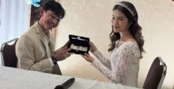 Yono Bakrie dan Vini Caroline resmi menikah di KUA. (Sumber: Instagram/@husein_hadar)