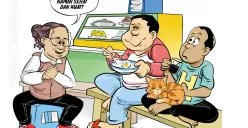 Tiga sahabat sedang berbincang santai di warteg sambil menikmati makanan dan minuman. Salah satu dari mereka menyampaikan pertanyaan tajam tentang pemekaran wilayah dengan gaya humor. (Sumber: Poskota/Arif Setiadi)
