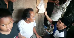 Bupati Bekasi, Ade Kuswara Kunang menyambangi rumah Cambang, lansia yang tinggal di gubuk reyot bersama anaknya yang masih kecil, Selasa, 17 Juni 2025. (Sumber: POSKOTA | Foto: Nurpini Aulia Rapika)