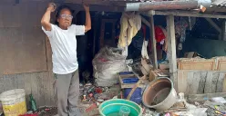 Cambang, 78 tahun, lansia yang tinggal di gubuk reyot tak layak huni bersama anaknya yang baru berusia 8 tahun. (Sumber: POSKOTA | Foto: Nurpini Aulia Rapika)