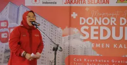 Ketua Pengurus PPPSRS Kalibata City, Musdalifah Pangka, memberikan sambutan pembukaan donor darah yang digelar bersama PMI Jakarta dan PPDI saat peringatan Hari Donor Darah Sedunia, Kamis, 12 Juni 2025. (Sumber: Dok. Apartemen Kalibata City)