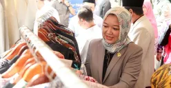 Ketua Komisi D DPRD Jakarta, Yuke Yurike mengunjungi bazar. (Sumber: Dok. Sekretariat DPRD Jakarta)