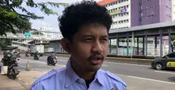Sekretaris Karang Taruna Kelurahan Kelapa Gading Barat, Kurnia Ibadillah saat di wawancarai, Selasa, 17 Juni 2025. (Sumber: Poskota/M. Tegar Jihad)