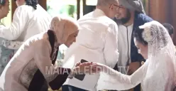 Potret Mulan Jameela bersalaman dengan Maia Estianty di nikahan Al Ghazali dan Alyssa Daguise. (Sumber: YouTube/ MAIAALELDULTV)